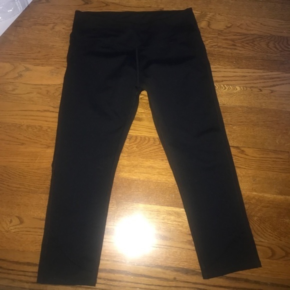Fabletics black‎ stretch cropped Capri Leggings